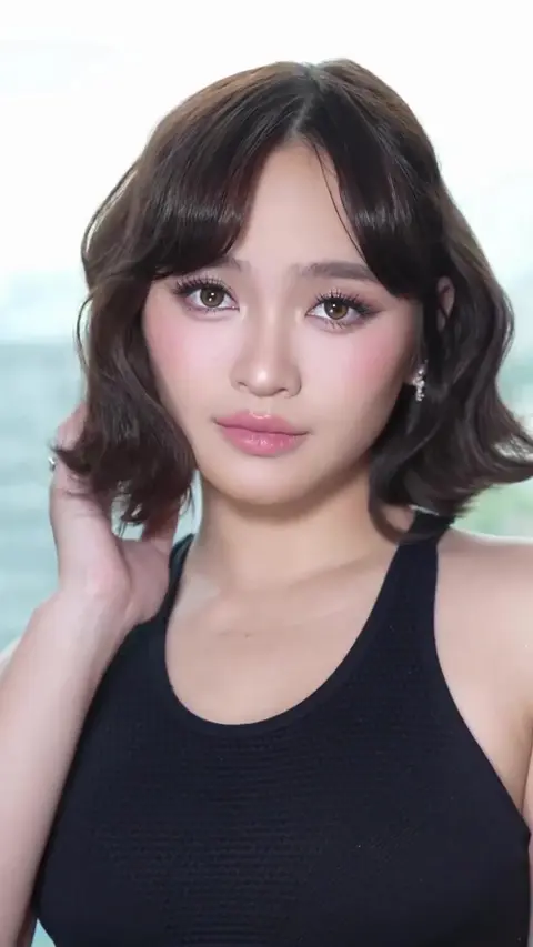 Slim Filipina babe goes solo